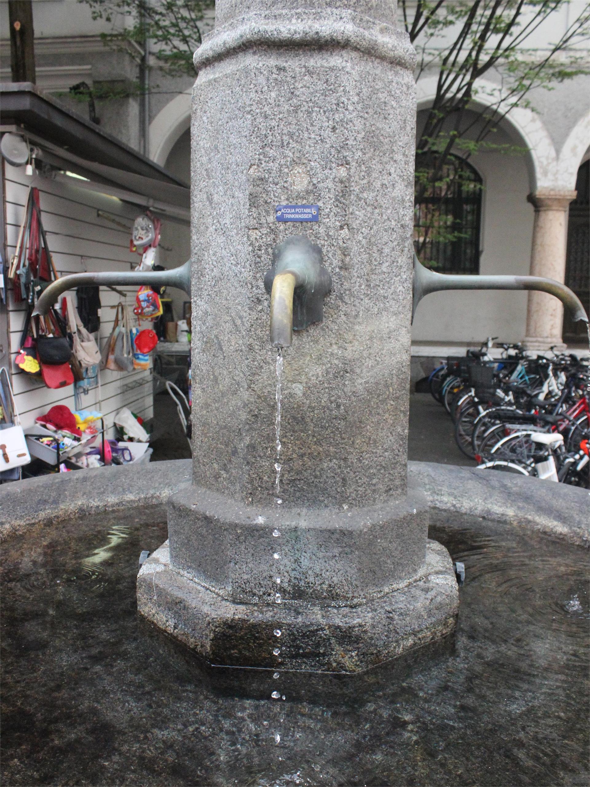 Brunnen Kornplatz Meran Meran 1 suedtirol.info