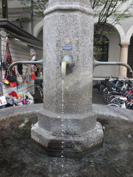 Fontana piazza del Grano Merano  1 suedtirol.info