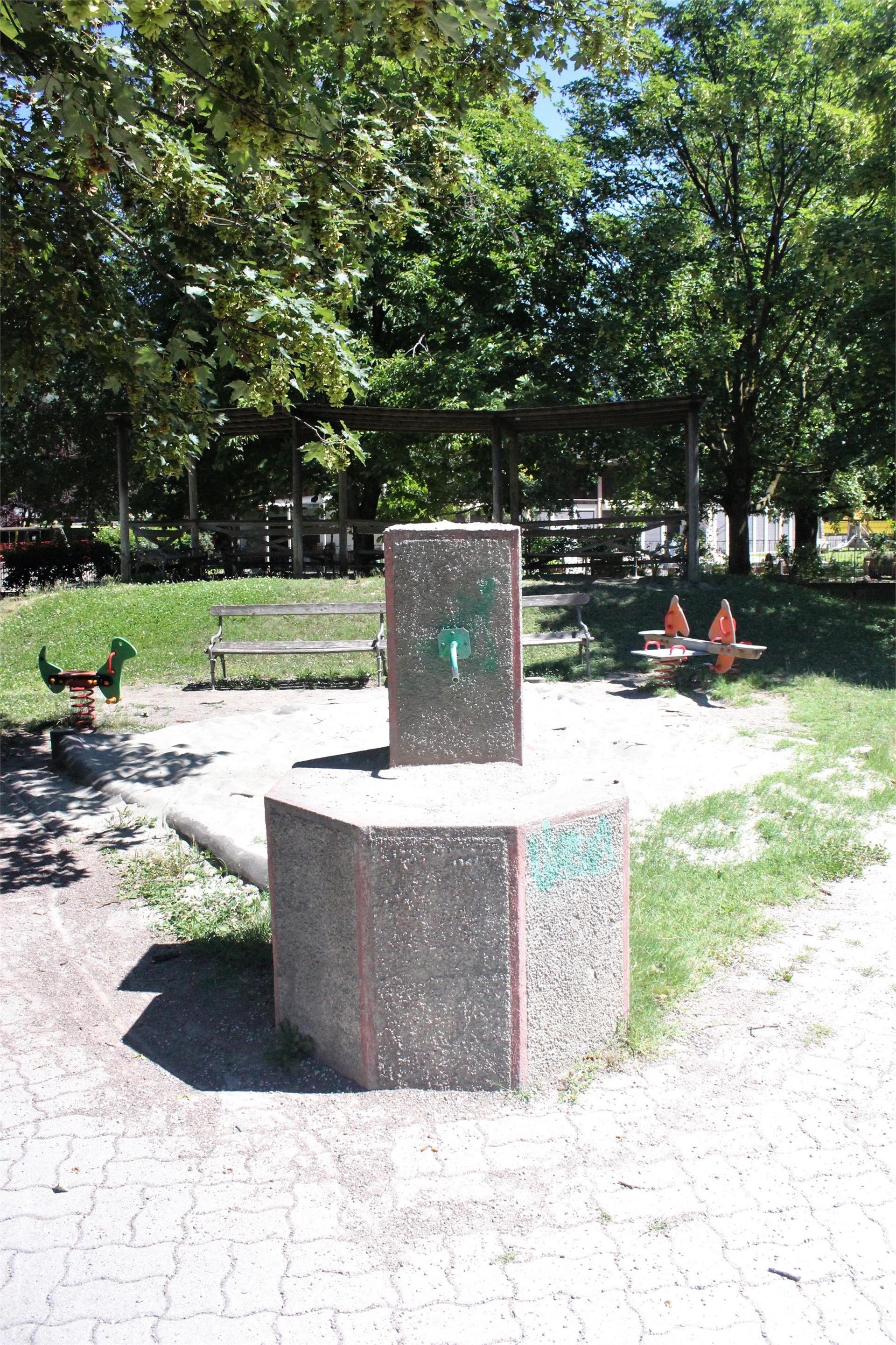 Fontana S. Maria Assunta parco giochi Lagundo 1 suedtirol.info