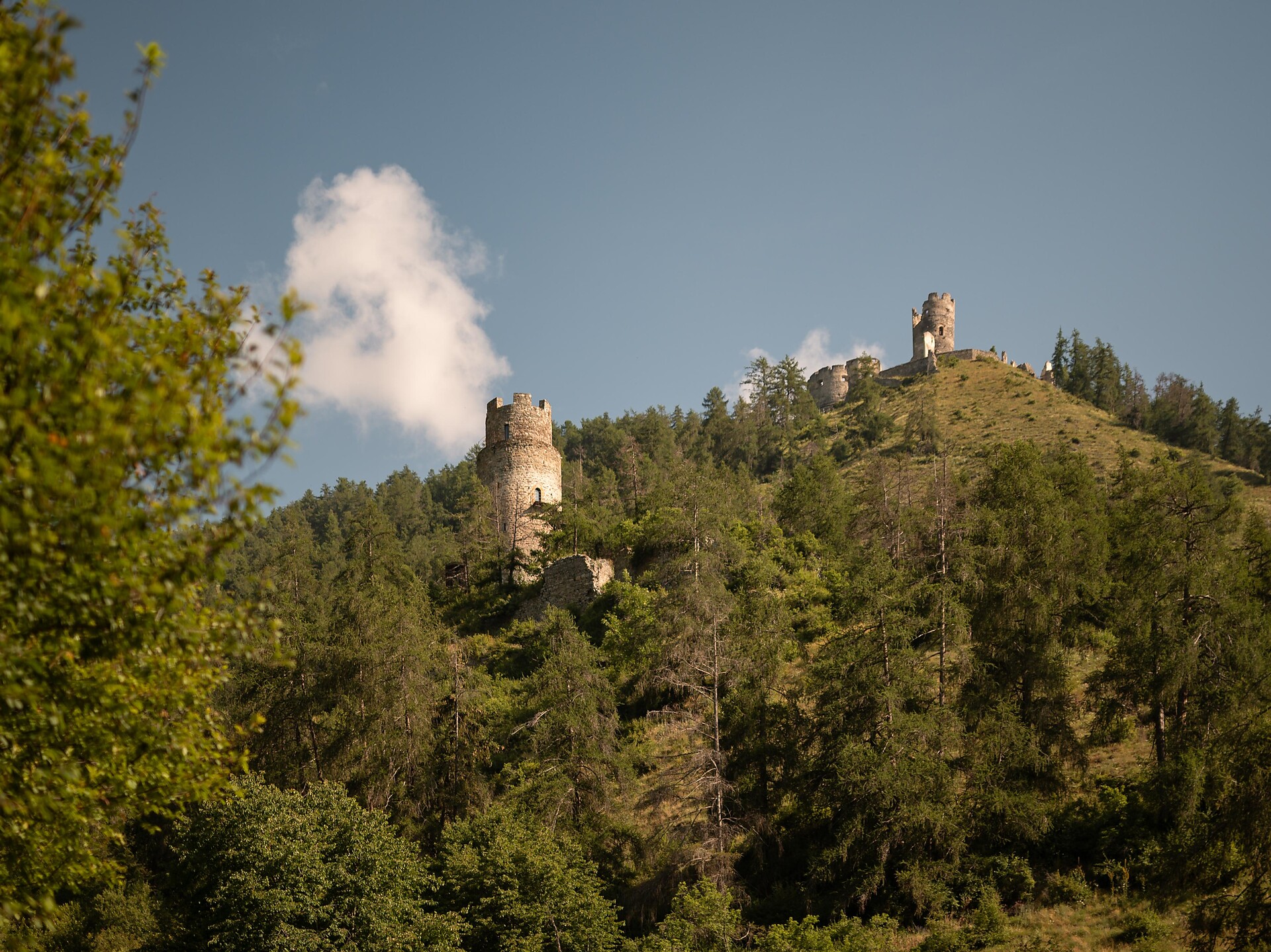 Rotund and Reichenberg castles ruins Taufers im Münstertal/Tubre 4 suedtirol.info