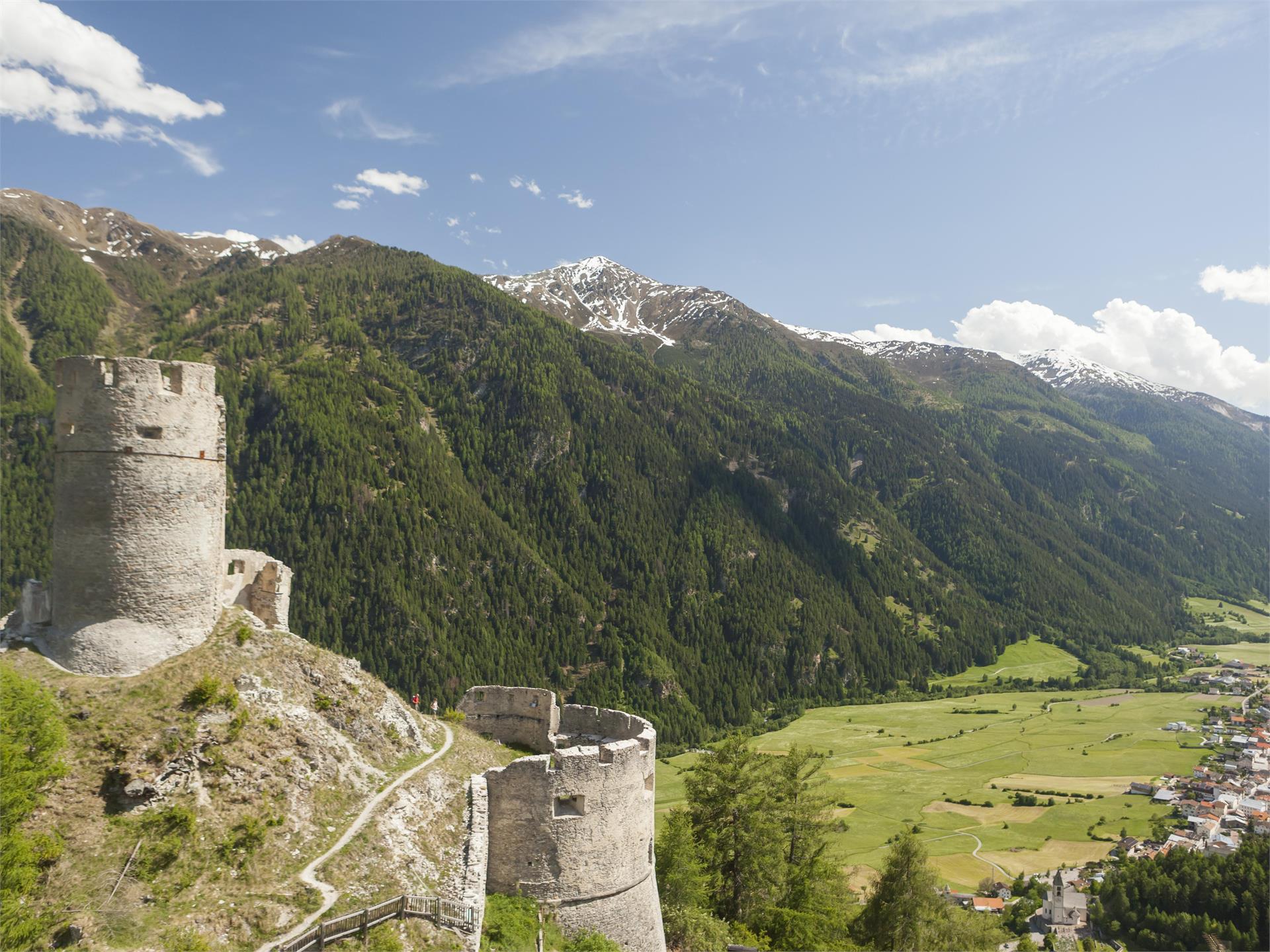 Rotund and Reichenberg castles ruins Taufers im Münstertal/Tubre 1 suedtirol.info