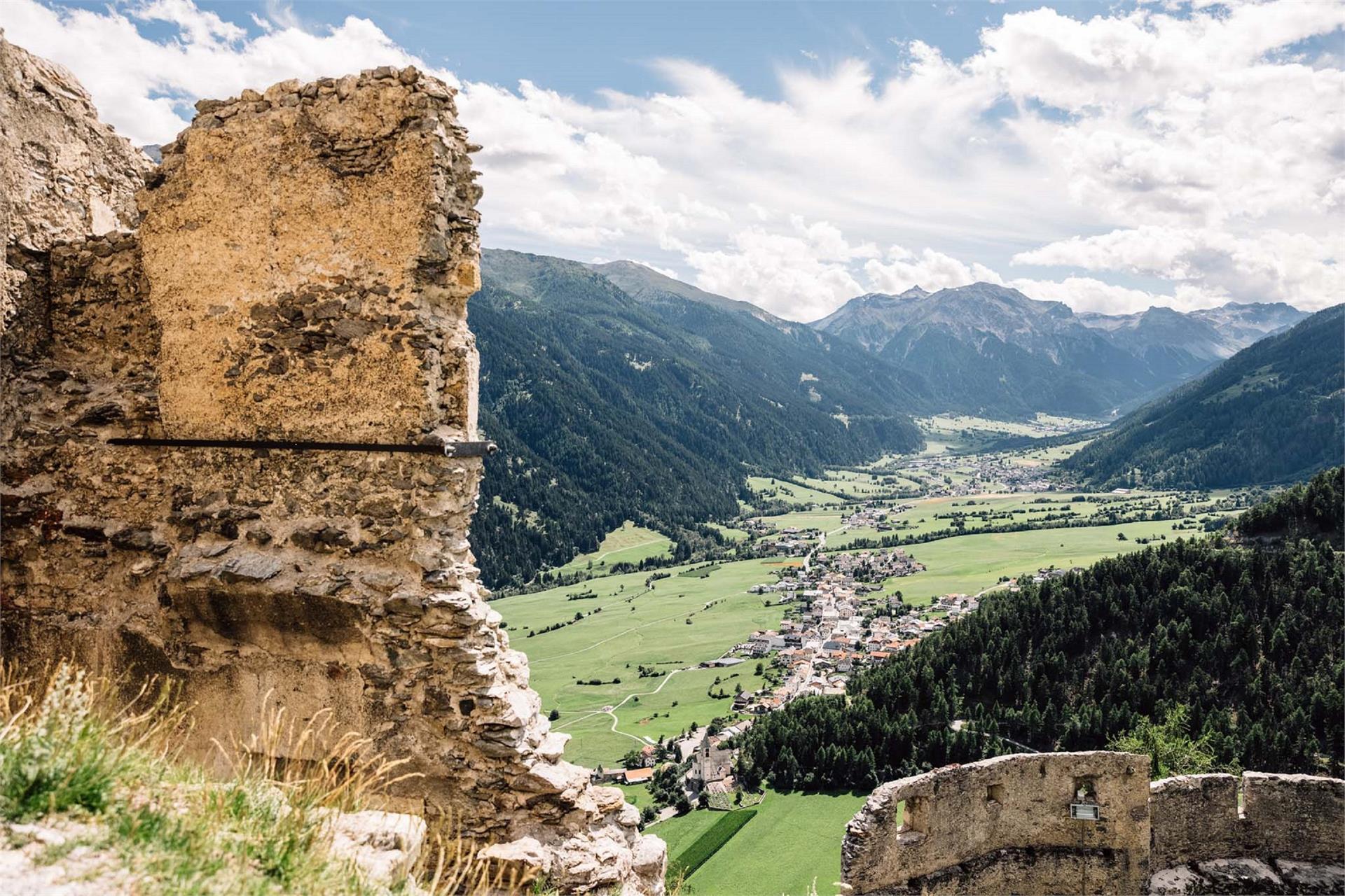 Rotund and Reichenberg castles ruins Taufers im Münstertal/Tubre 2 suedtirol.info