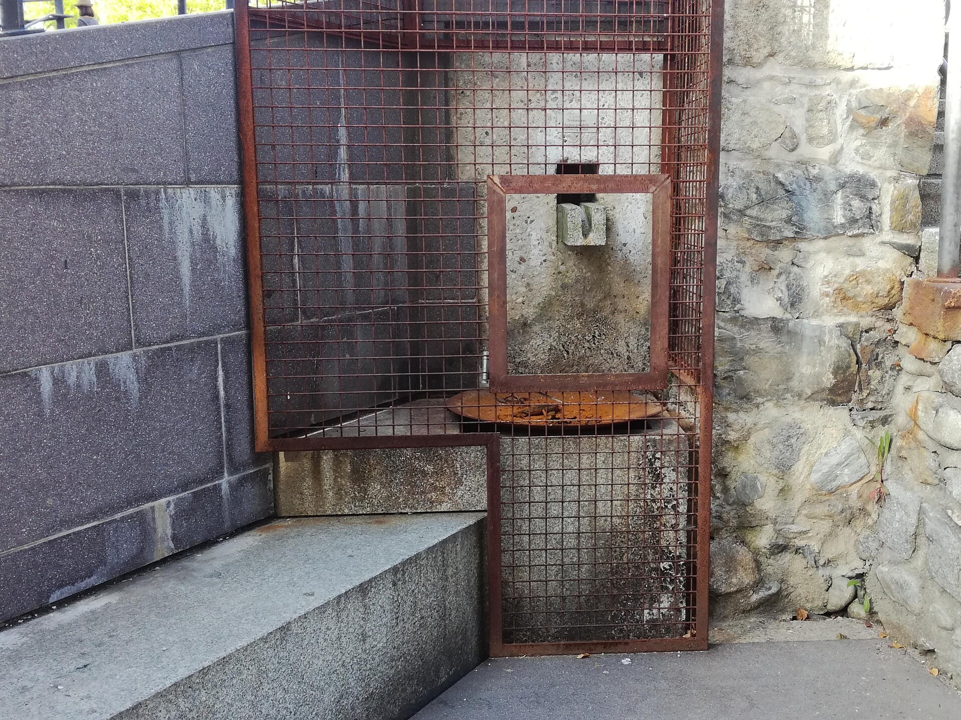 Fountain in Adlerbrückengasse / Via Ponte Aquila