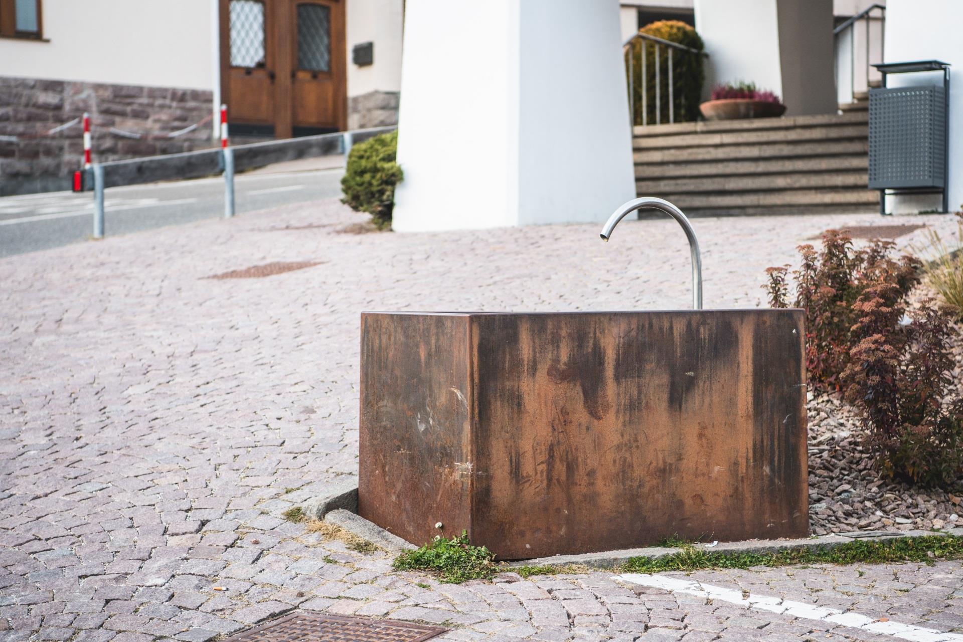 Brunnen vor der Gemeinde St. Ulrich St.Ulrich 1 suedtirol.info
