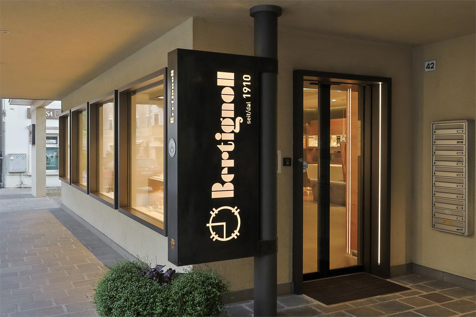 Bertignoll Uhren- und Schmuckfachgeschäft Neumarkt 3 suedtirol.info