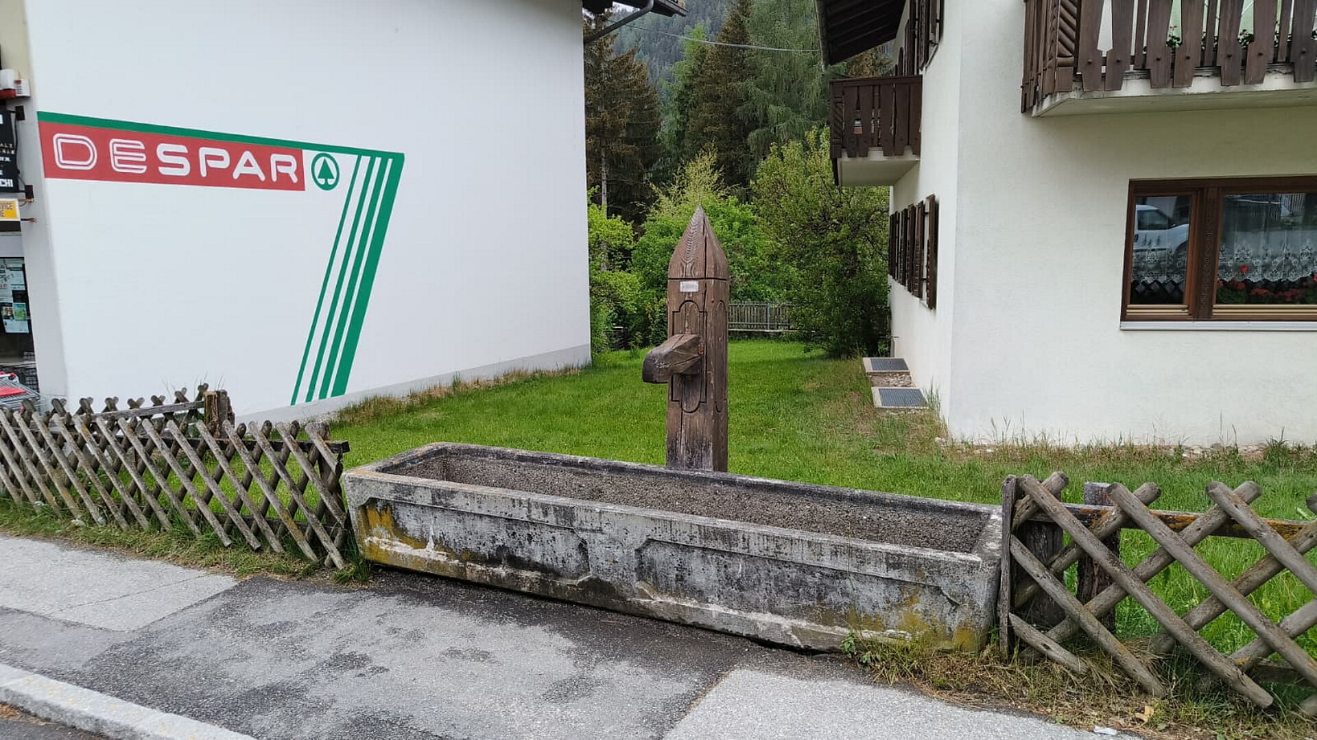Fontana dopo il Despar nel centro di Rasun di Sotto - Regione dolomitica Plan de Corones - #1 - suedtirol.info