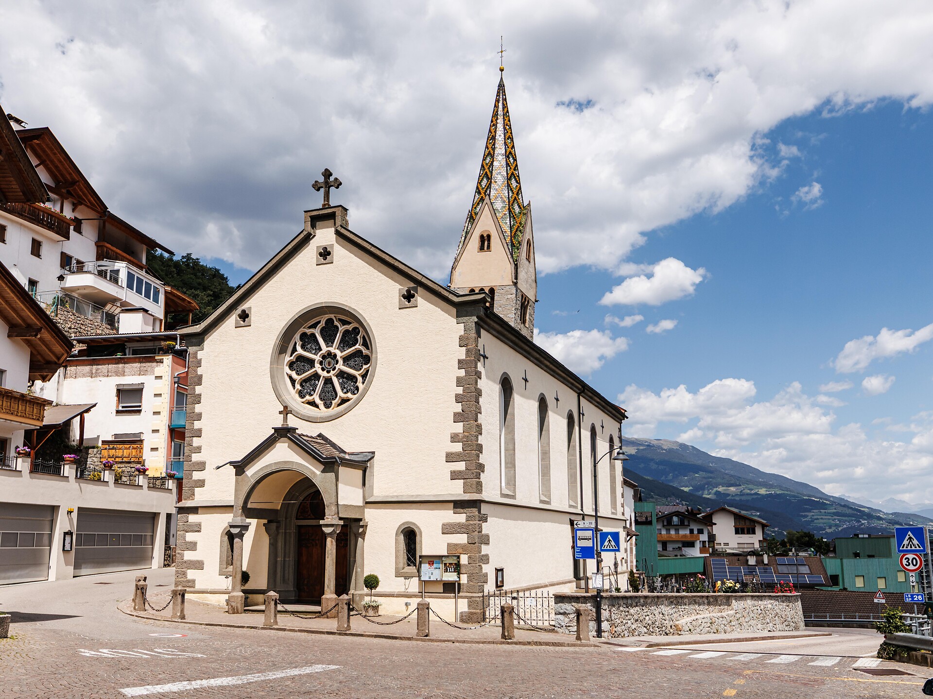 Der schiefe Kirchturm von Barbian - Brixen und Umgebung - #2 - suedtirol.info