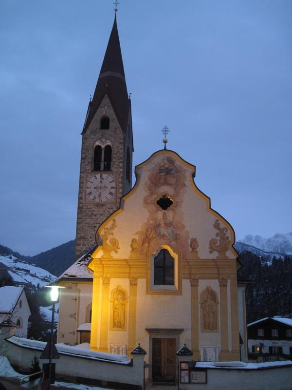 Die Pfarrkirche von Enneberg-Pfarre San Vigilio 1 suedtirol.info