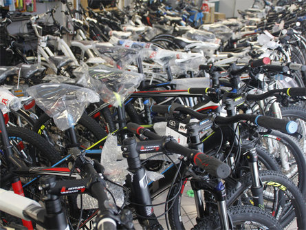 Etzi's Bikeshop Partschins/Parcines 3 suedtirol.info