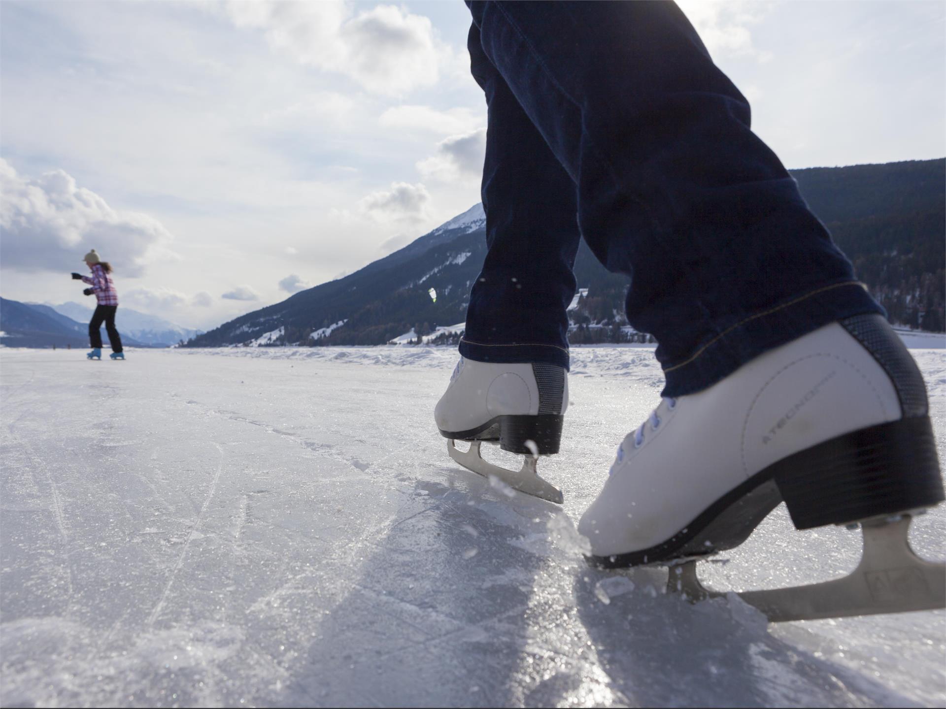 Eislaufen auf dem Reschensee Graun im Vinschgau 1 suedtirol.info