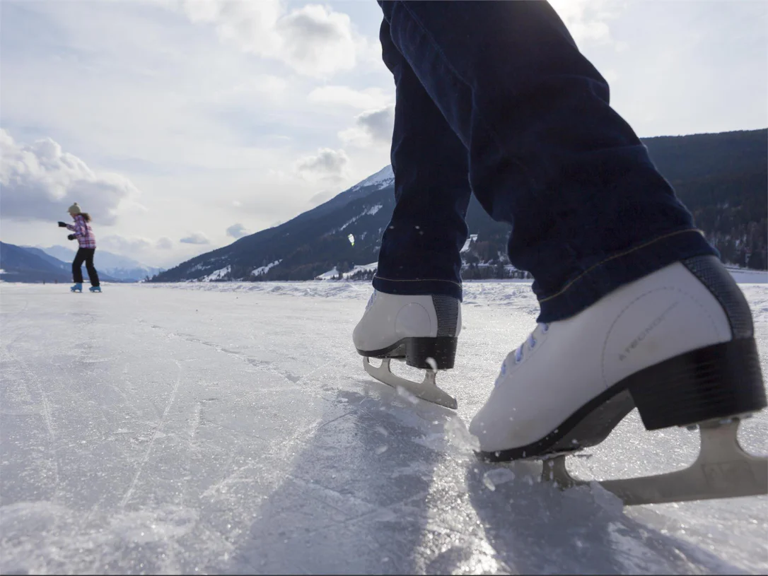 Eislaufen auf dem Reschensee