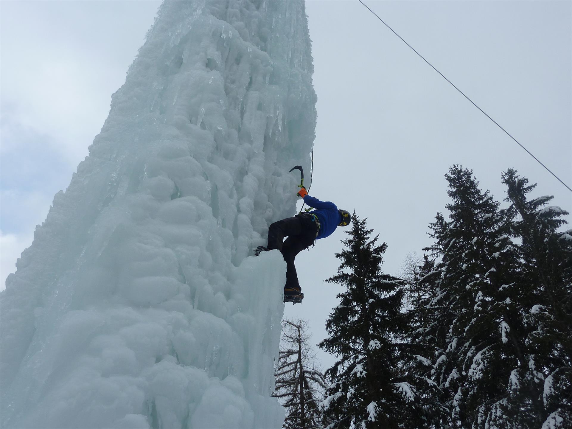 Eisklettern "Konzentschatter" Martell 3 suedtirol.info