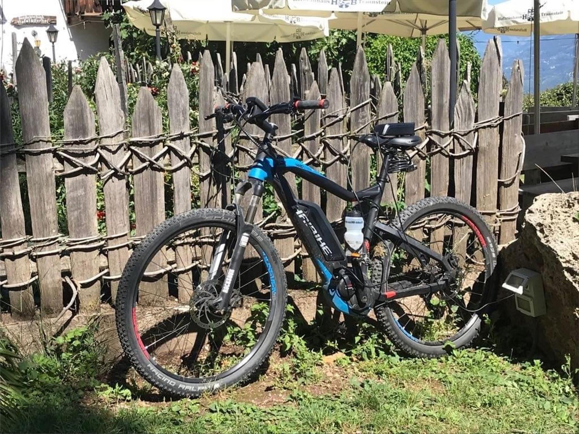 E-Bike-Ladestation Buschenschank Hofstätterhof Tisens 1 suedtirol.info