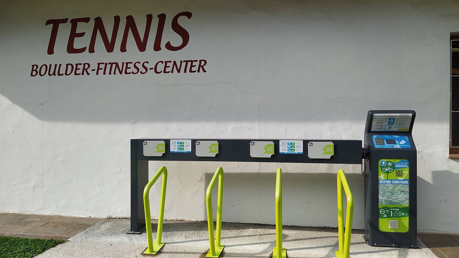 Stazione di ricarica per bici elettriche Tennis
