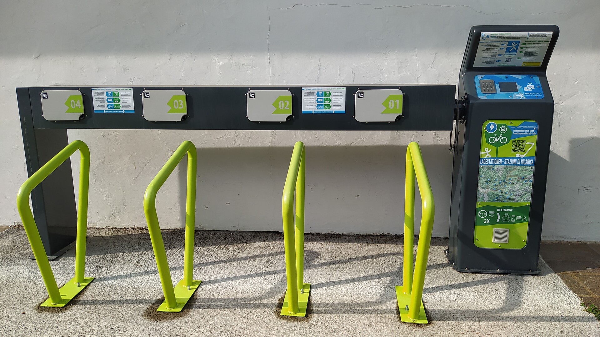 Stazione di ricarica per bici elettriche Tennis
