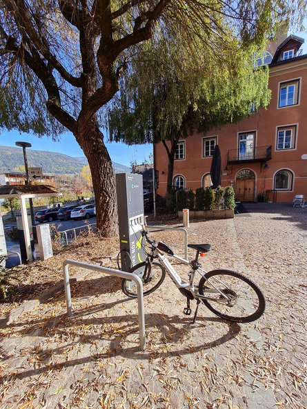 Stazione ricarica biciclette elettriche Ragen di Sopra Brunico 3 suedtirol.info