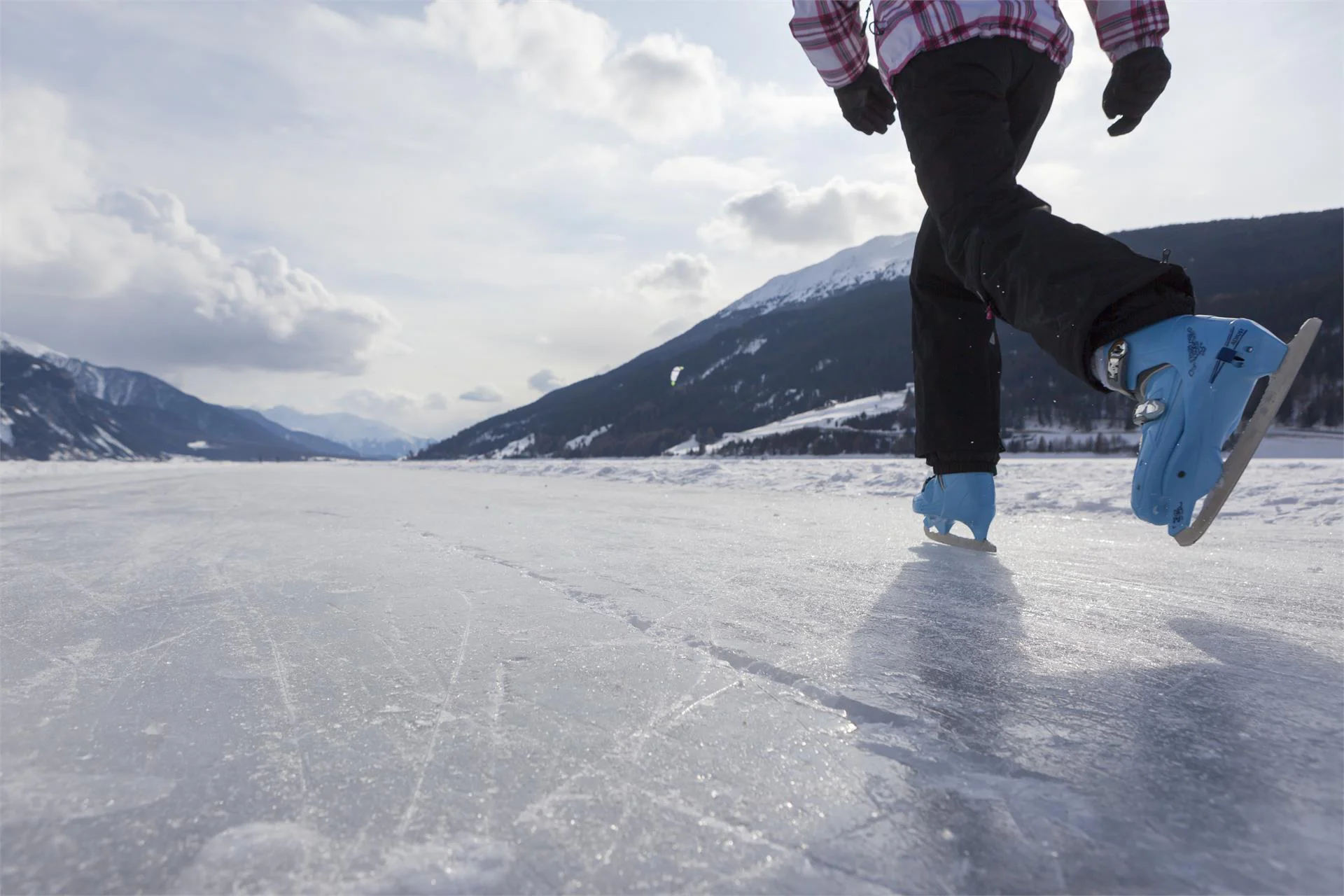 Ice skating on the lake Haidersee Graun im Vinschgau/Curon Venosta 2 suedtirol.info