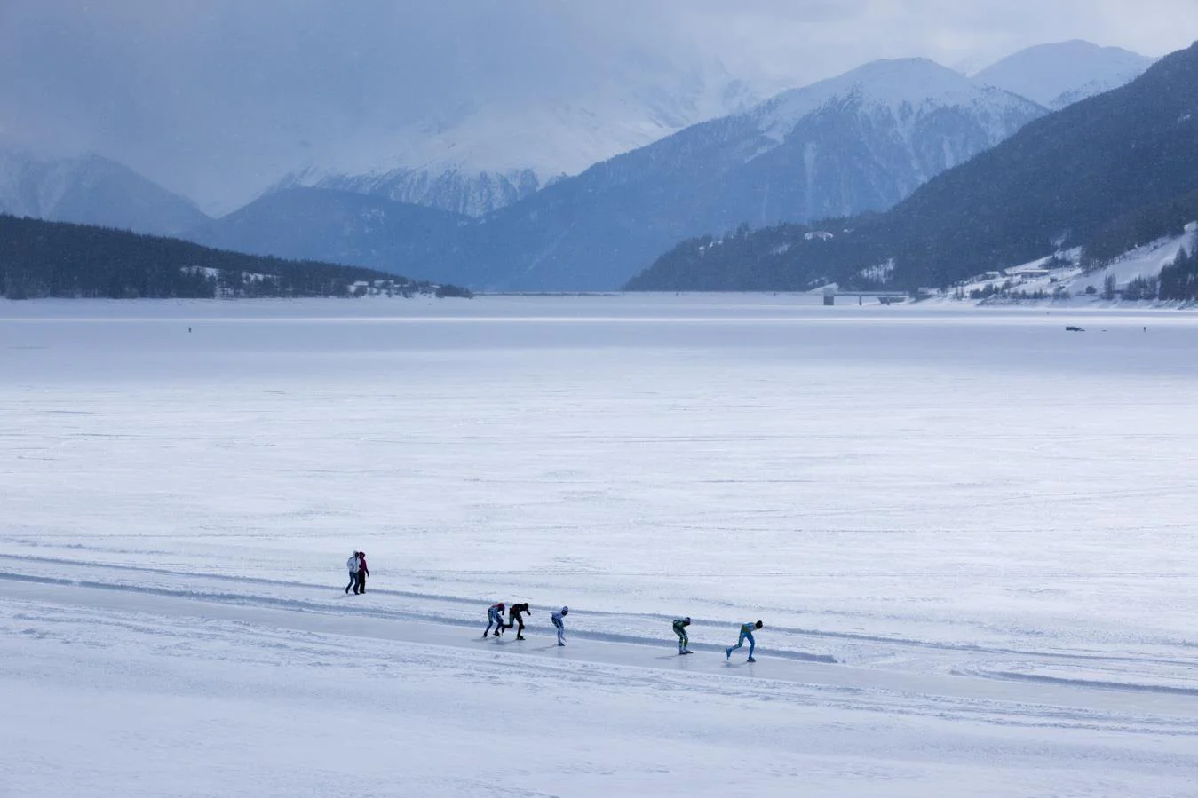 Ice skating on the lake Haidersee Graun im Vinschgau/Curon Venosta 1 suedtirol.info