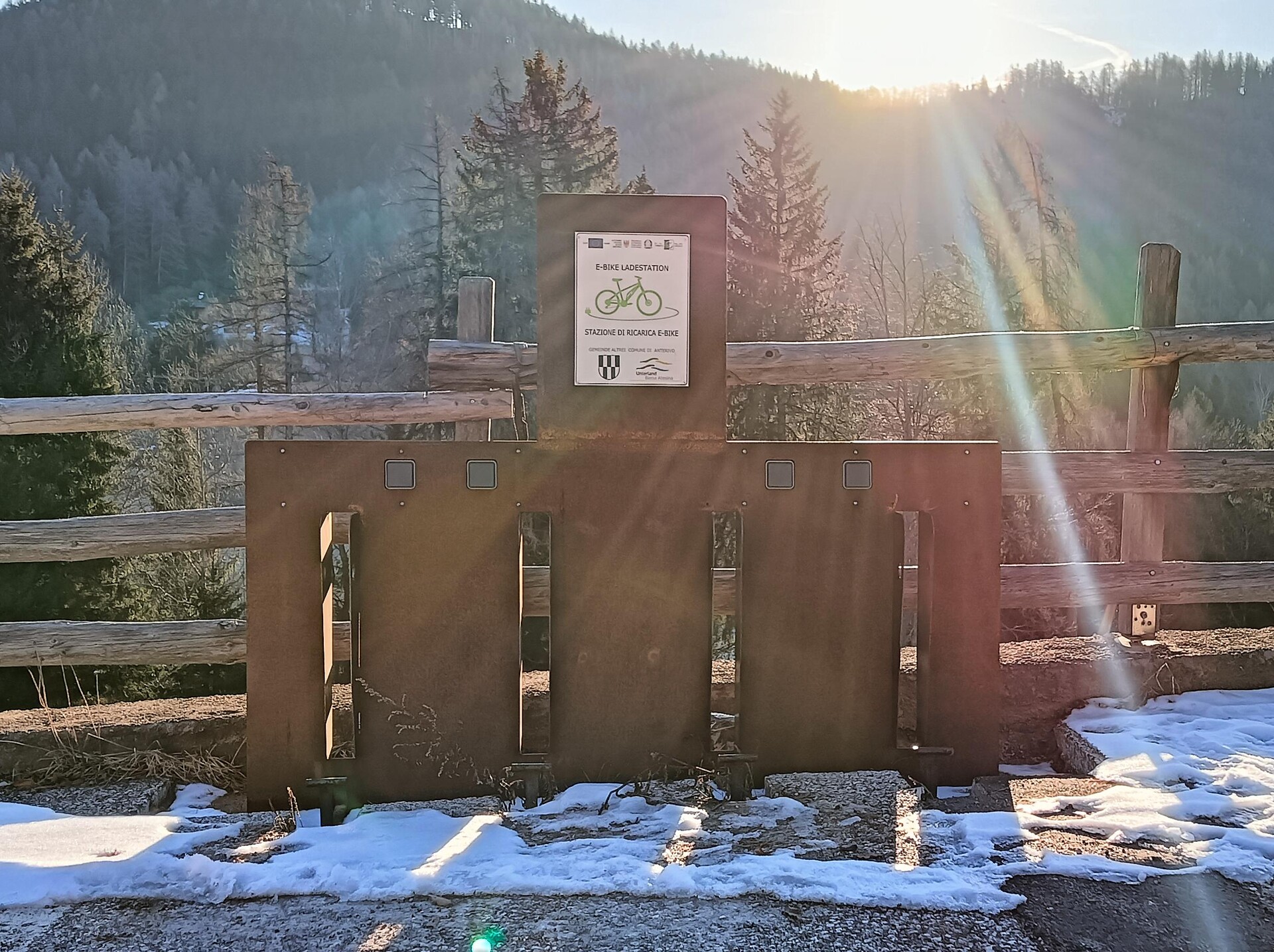 Stazione di ricarica per e-bike ad Anterivo presso la segheria Anterivo 1 suedtirol.info