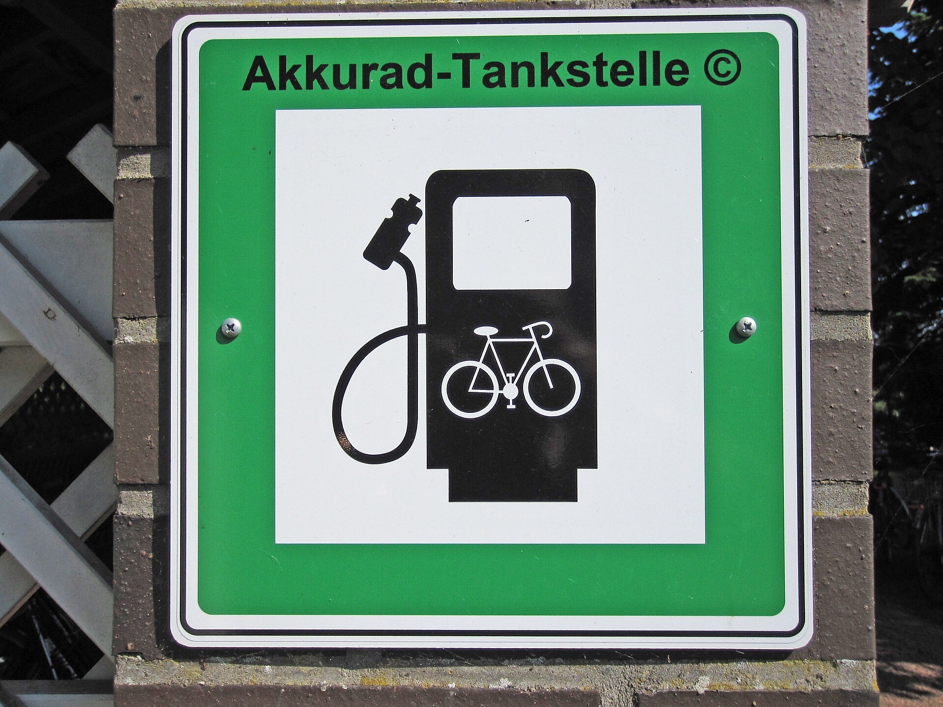Stazione di carico per e-bike, municipio - Merano e dintorni - #1 - suedtirol.info