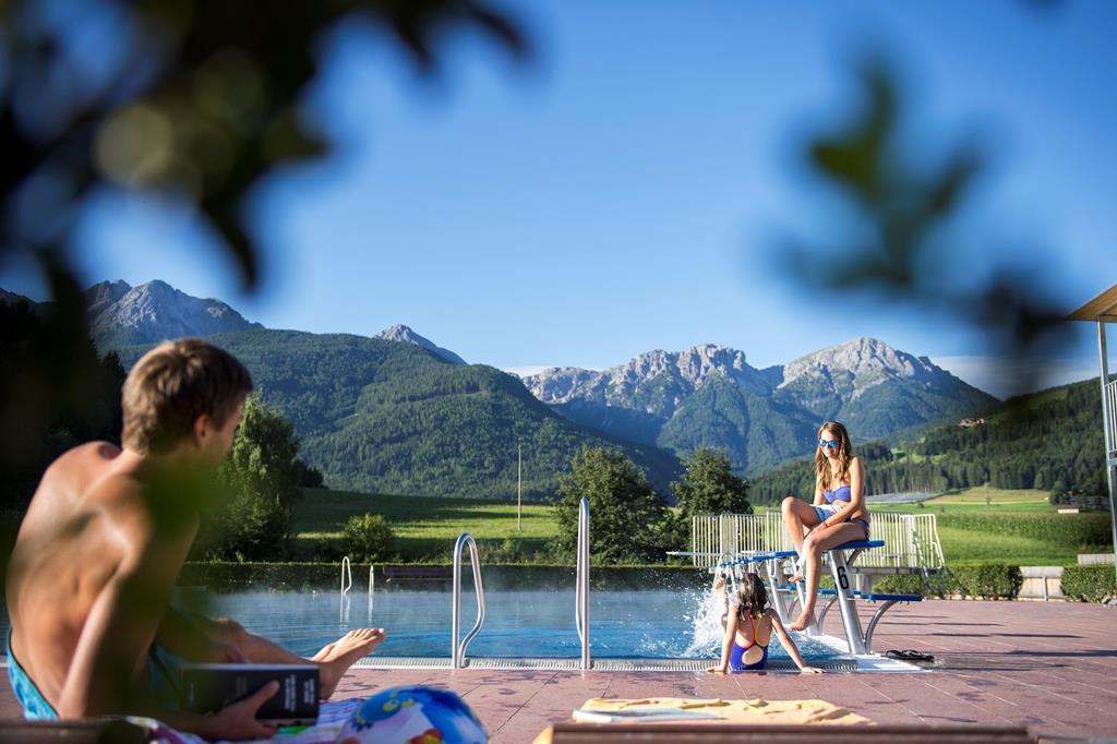 Piscina all´aperto di Valdaora Valdaora 1 suedtirol.info