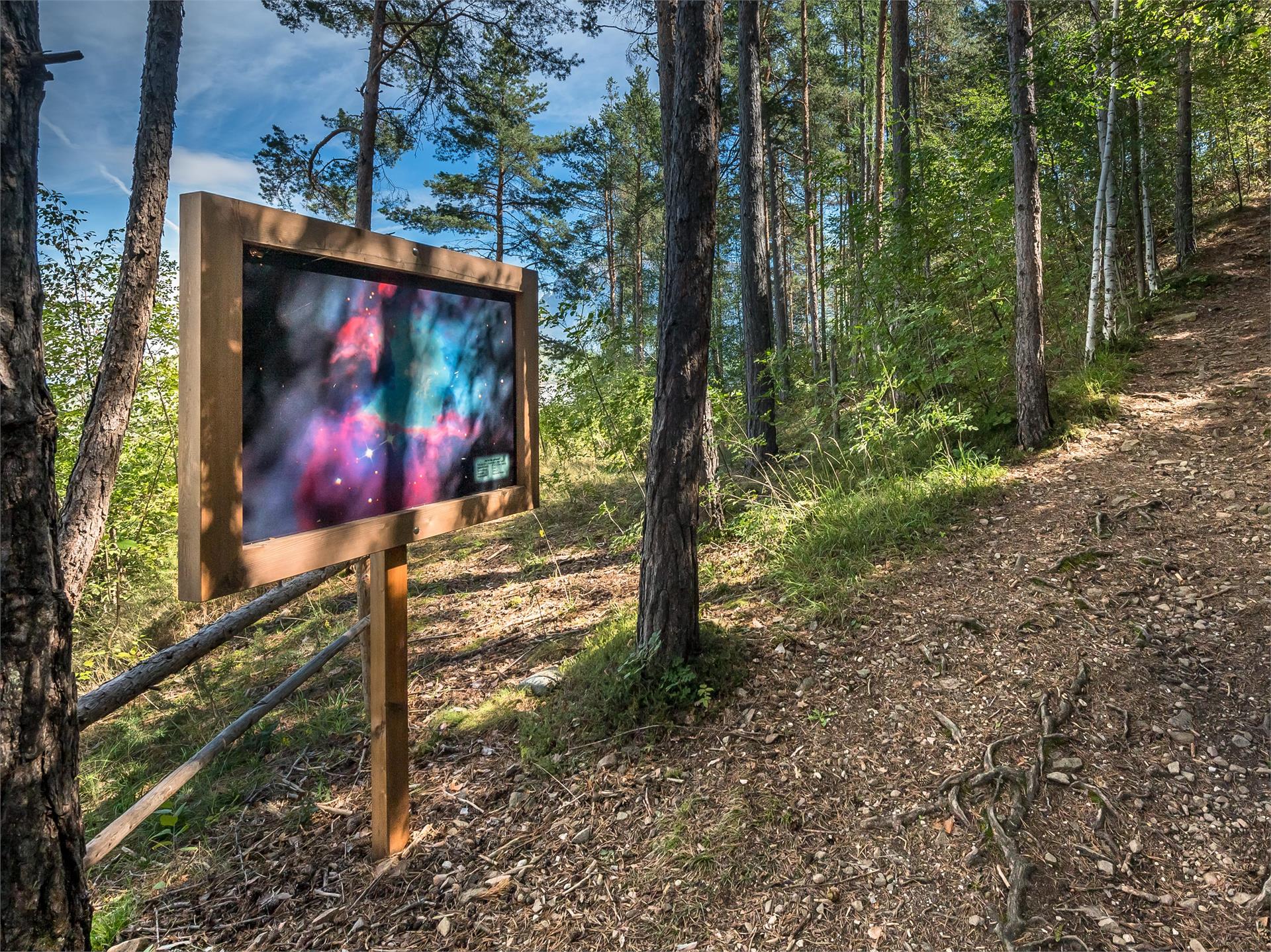 Freiluftausstellung am Pstosser Bühl Karneid 1 suedtirol.info