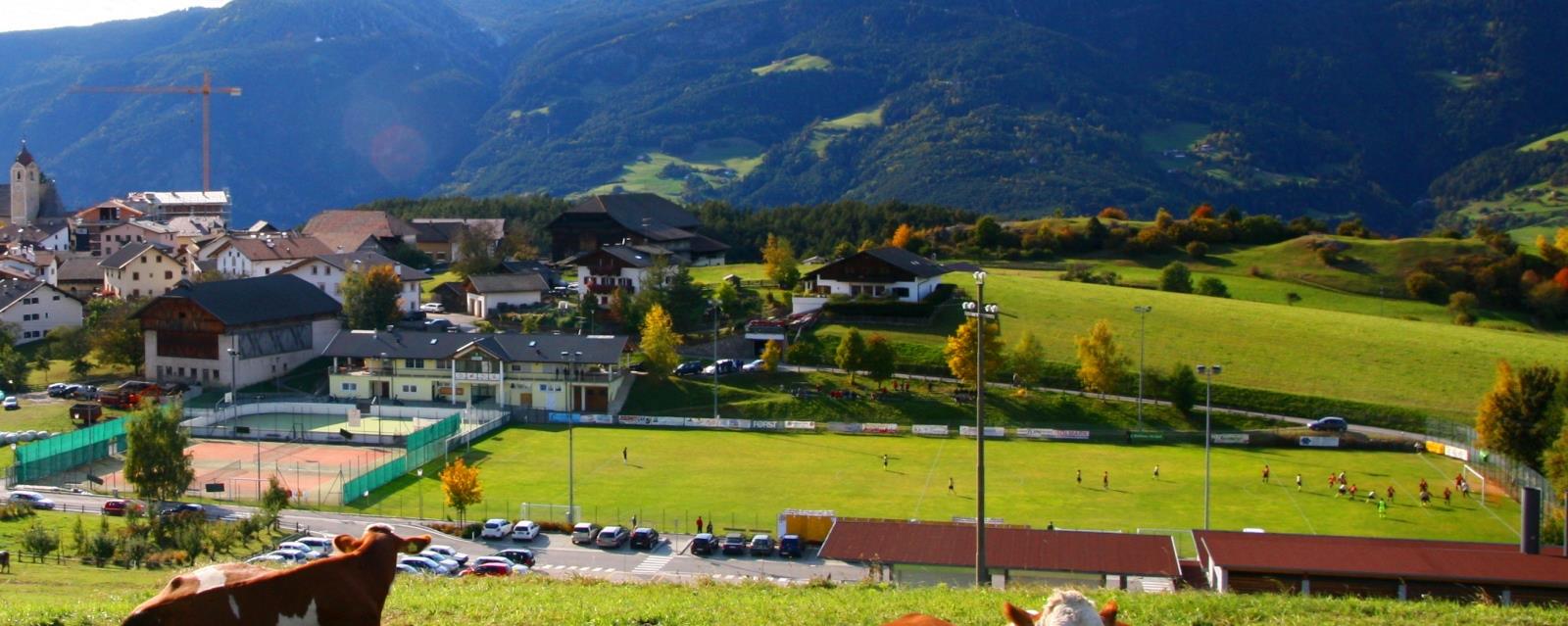 Campo di calcio - zona sportiva Laion 1 suedtirol.info