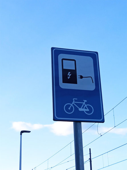 Fahrradstellplätze-Box mit E-Bike-Ladestation am Bahnhof in Terlan Terlan 1 suedtirol.info