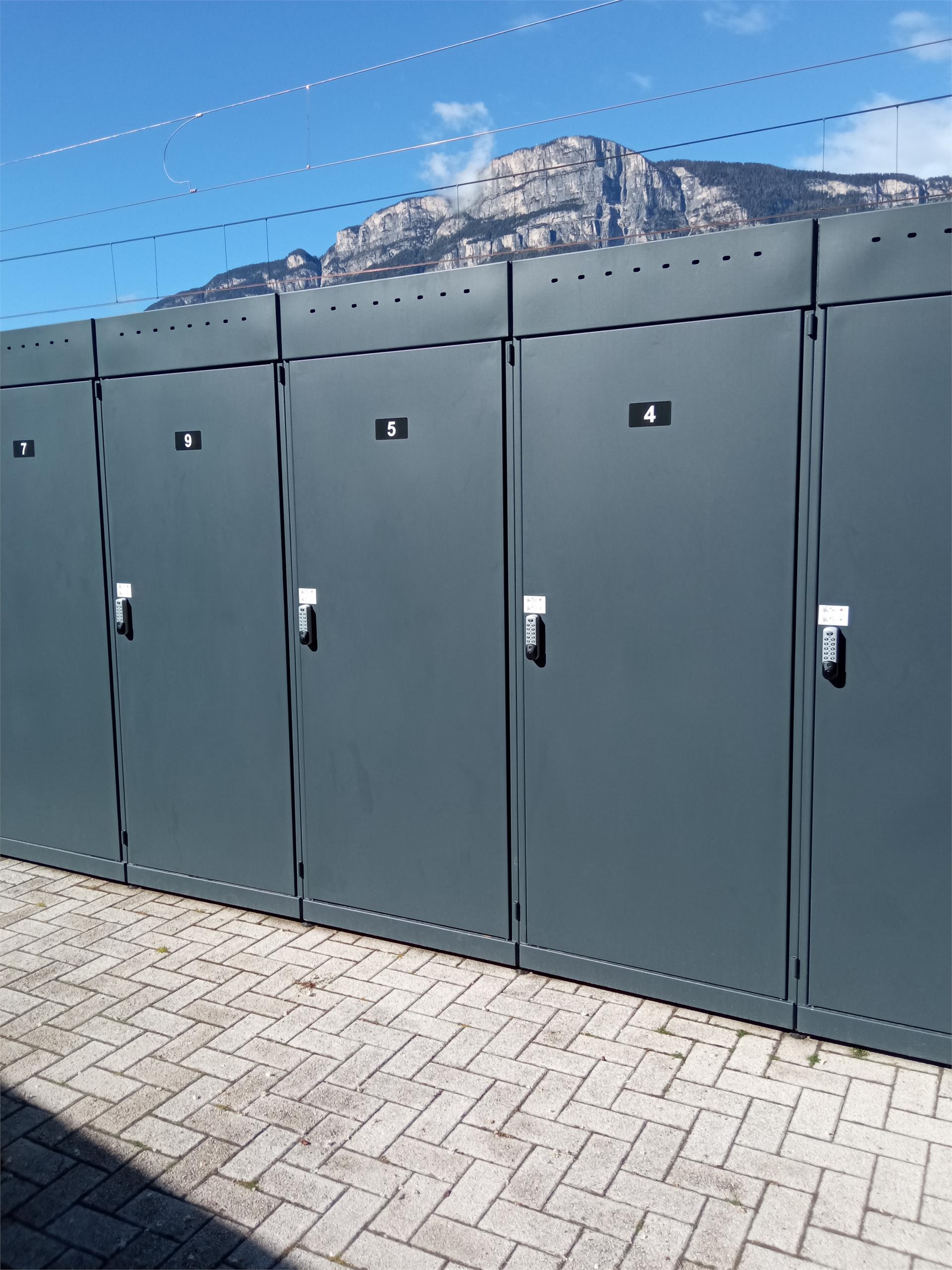 Box per bici con stazione di ricarica per e-bike presso stazione Terlano Terlano 2 suedtirol.info