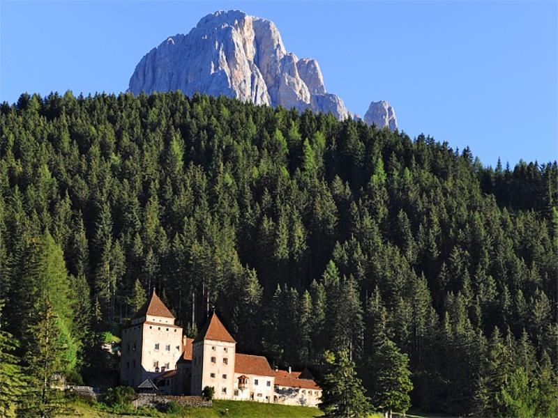 Castel Gardena along the old railway line Sëlva/Selva 1 suedtirol.info