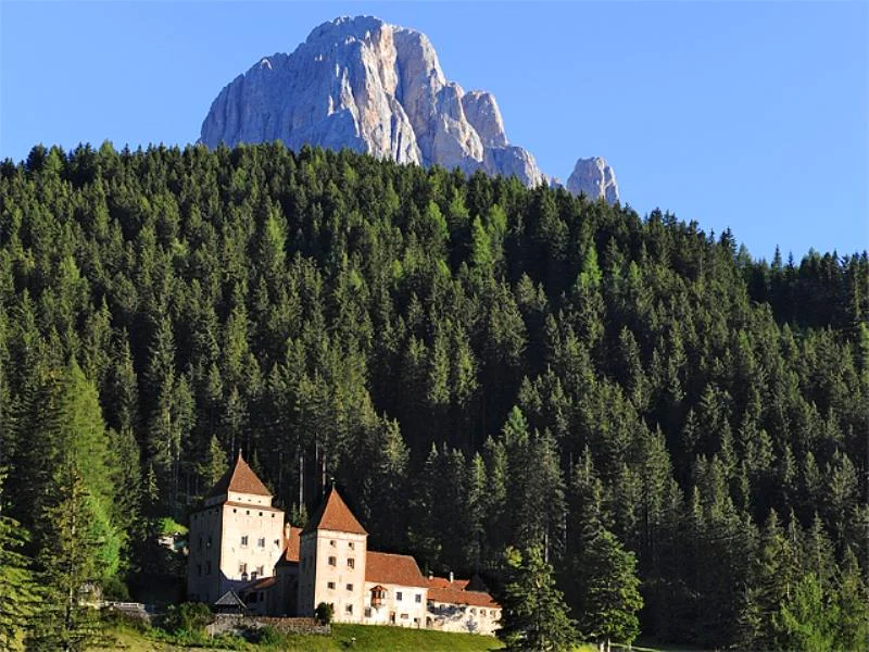 Castel Gardena lungo il sentiero del trenino Selva 1 suedtirol.info
