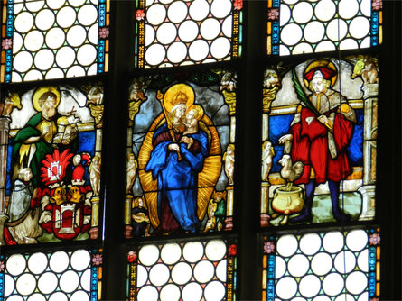 Glasfenster der Pfarrkirche Maria Himmelfahrt in Tisens  1 suedtirol.info
