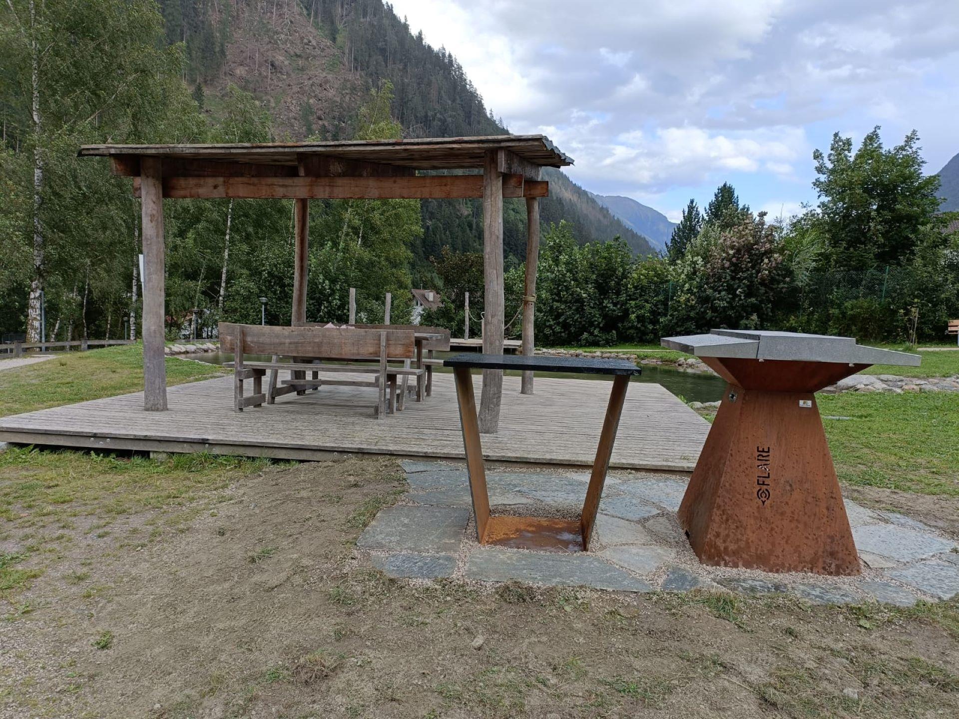Piazzola per grigliate presso il parco acquatico a Lutago Valle Aurina 1 suedtirol.info