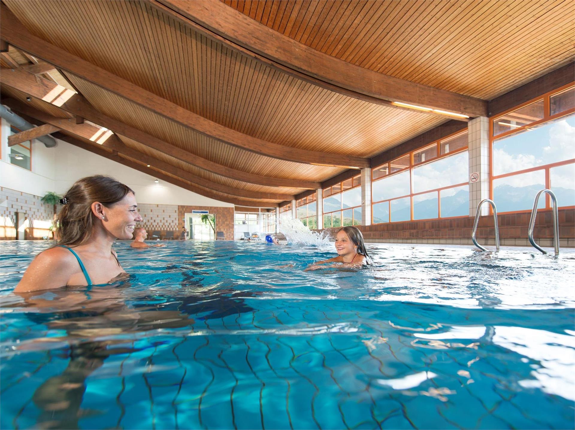 Piscina coperta e piscina all'aperto nel centro di sport e salute Sportwell Malles 1 suedtirol.info