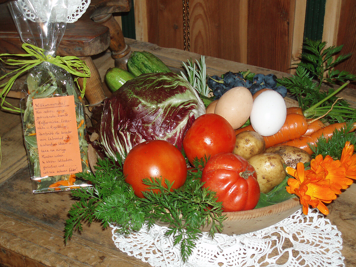 Vegetable and intensely coloured eggs