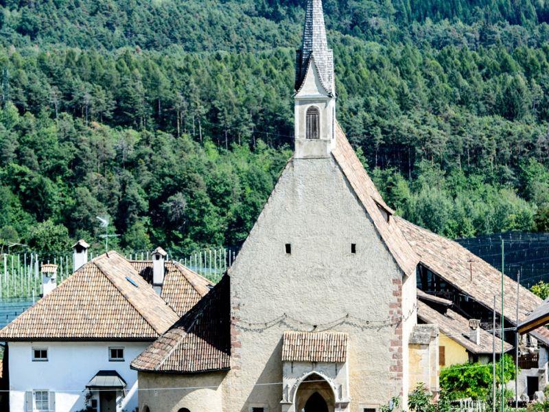 Chiesa S. Leonardo a Pianizza di Sotto Caldaro sulla Strada del Vino 1 suedtirol.info