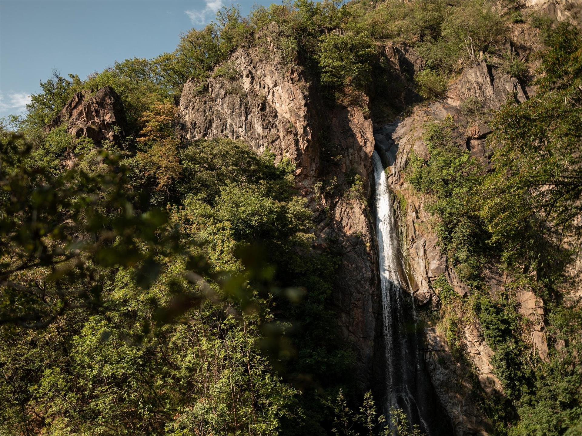Kröllturm mit Wasserfall Gargazon 3 suedtirol.info