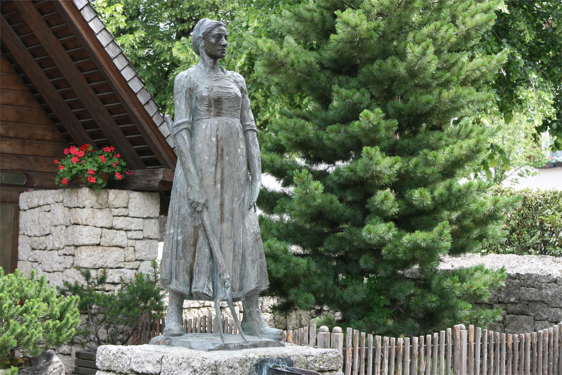 Il monumento a Catarina Lanz San Vigilio 1 suedtirol.info