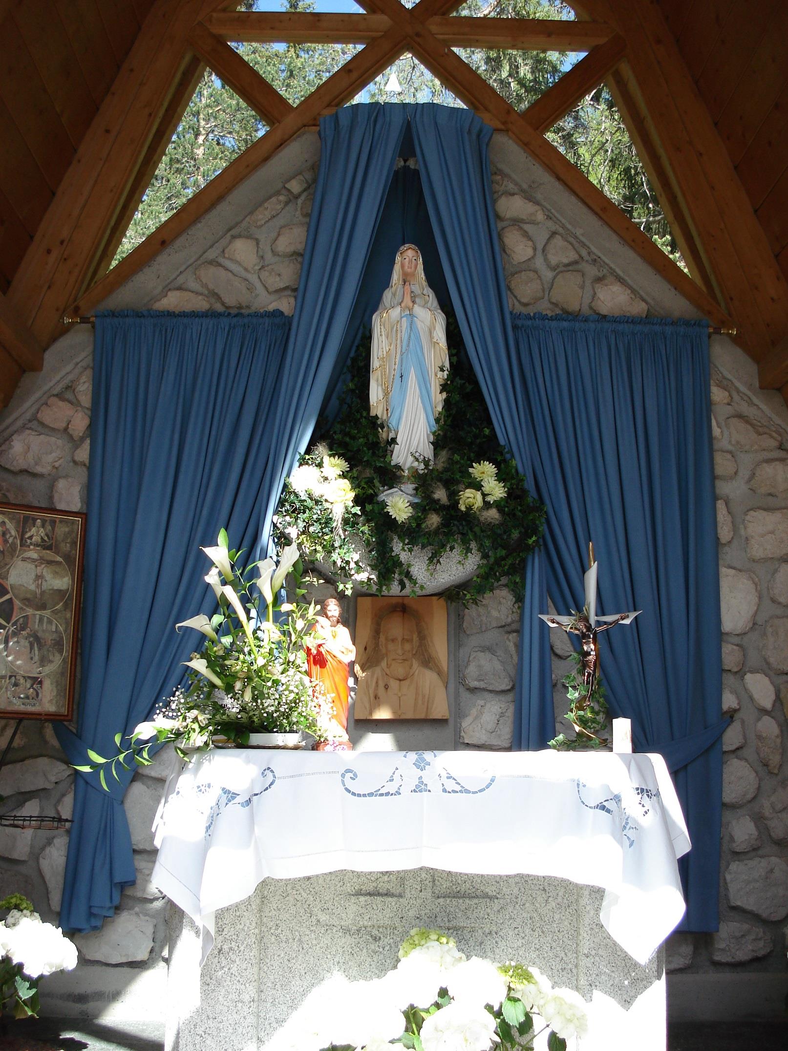Chapel at the feet of the Sas Dlacia Badia 3 suedtirol.info