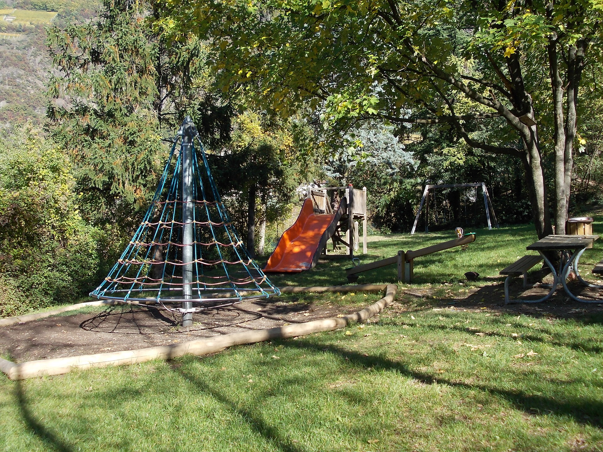Parco giochi lungo la passeggiata Peterbach a Terlano