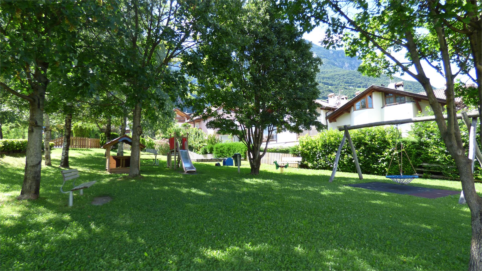 Parco giochi per bambini vicino al Ristorante Schießstand Termeno sulla Strada del Vino 5 suedtirol.info