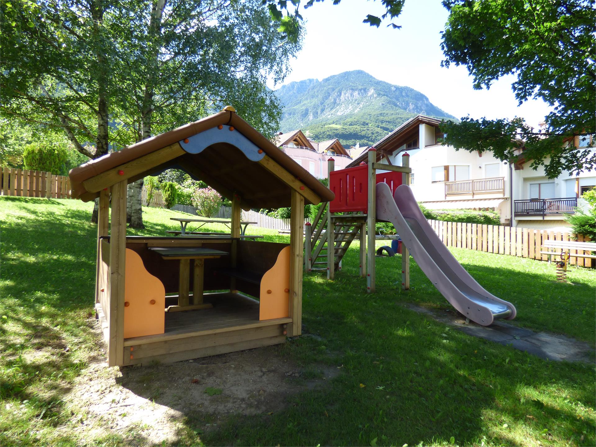 Parco giochi per bambini vicino al Ristorante Schießstand Termeno sulla Strada del Vino 1 suedtirol.info
