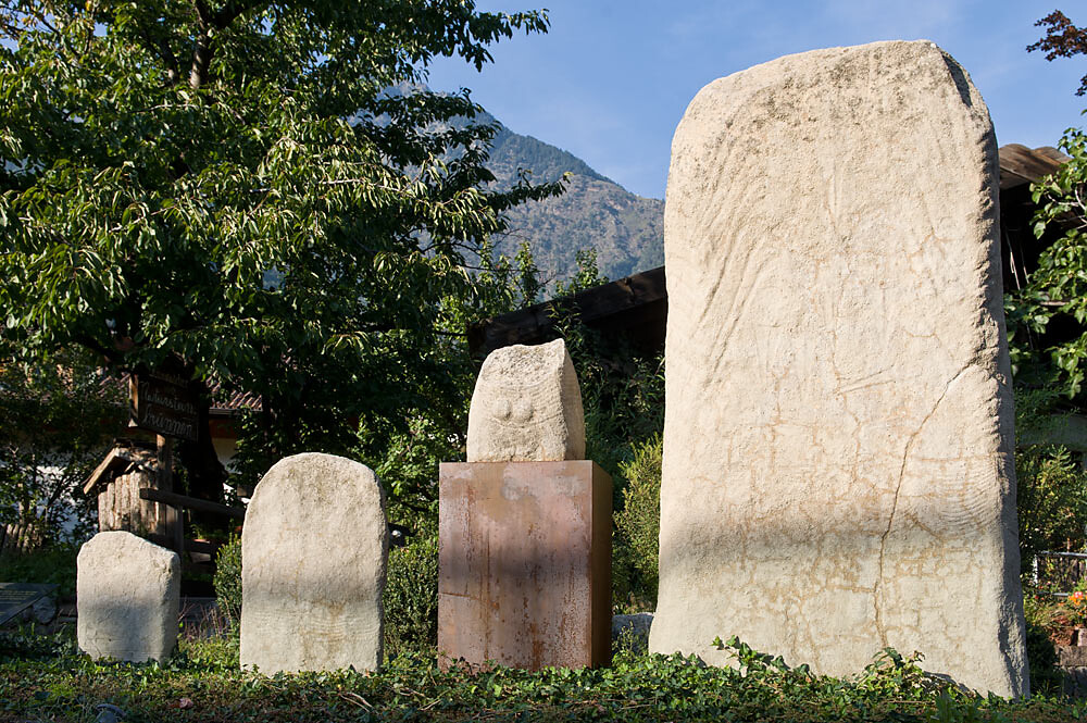 Menhire e coppette (Schalensteine) Algund/Lagundo 2 suedtirol.info
