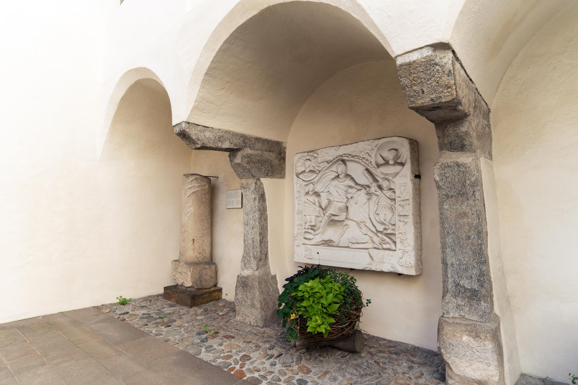 Stele del Dio Mitra e pietra miliare romana nel Municipio di Vipiteno Vipiteno 3 suedtirol.info