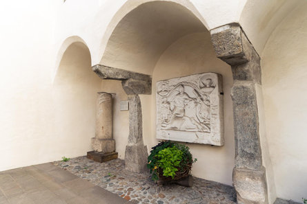 Mithrasstein und römischer Meilenstein im Sterzinger Rathaus Sterzing 3 suedtirol.info
