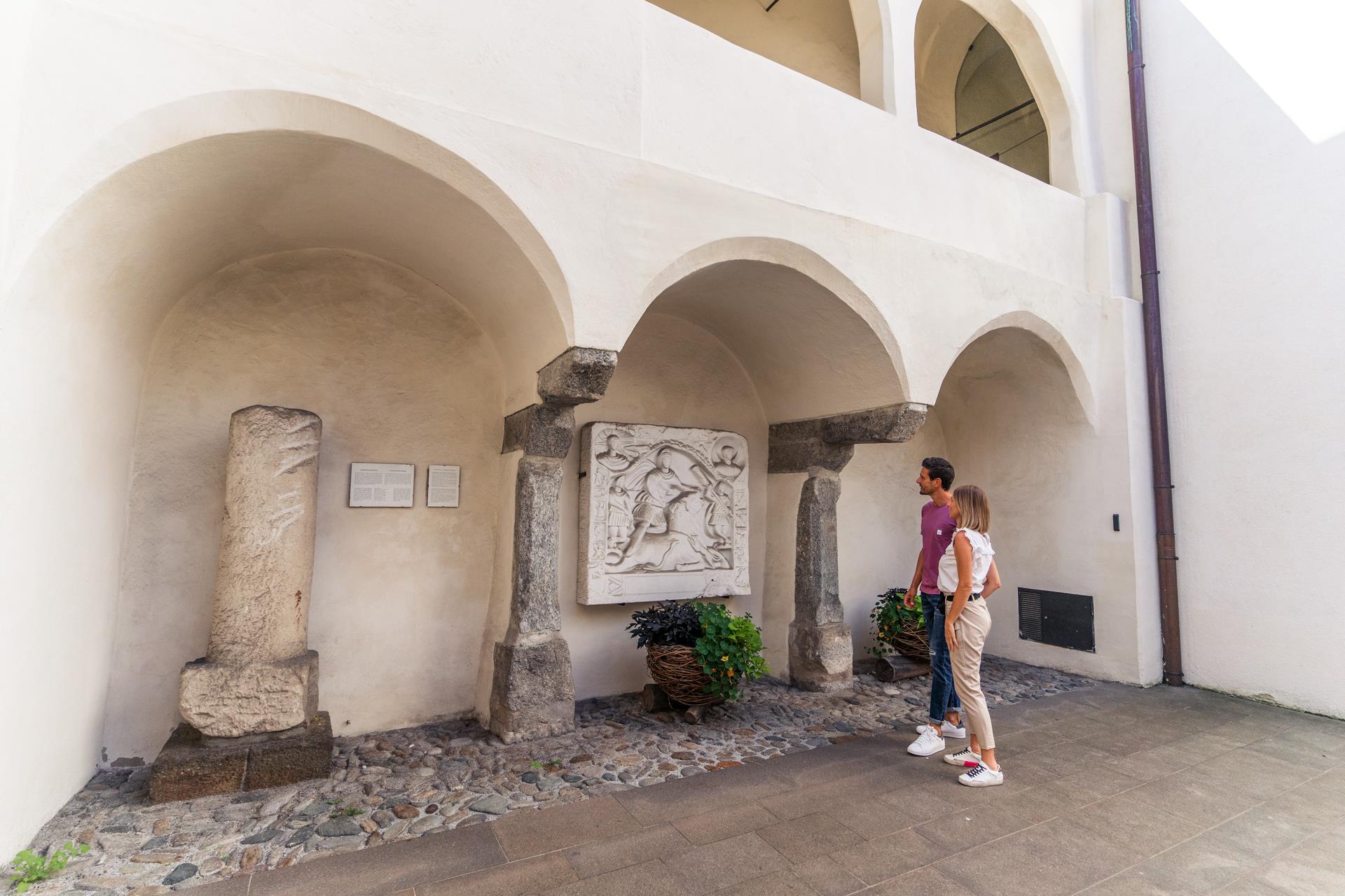 Stele del Dio Mitra e pietra miliare romana nel Municipio di Vipiteno Vipiteno 2 suedtirol.info