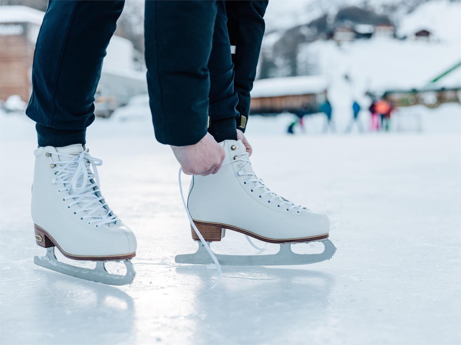 Natural ice rink in Pfelders/Plan with sports bar Moos in Passeier/Moso in Passiria 1 suedtirol.info