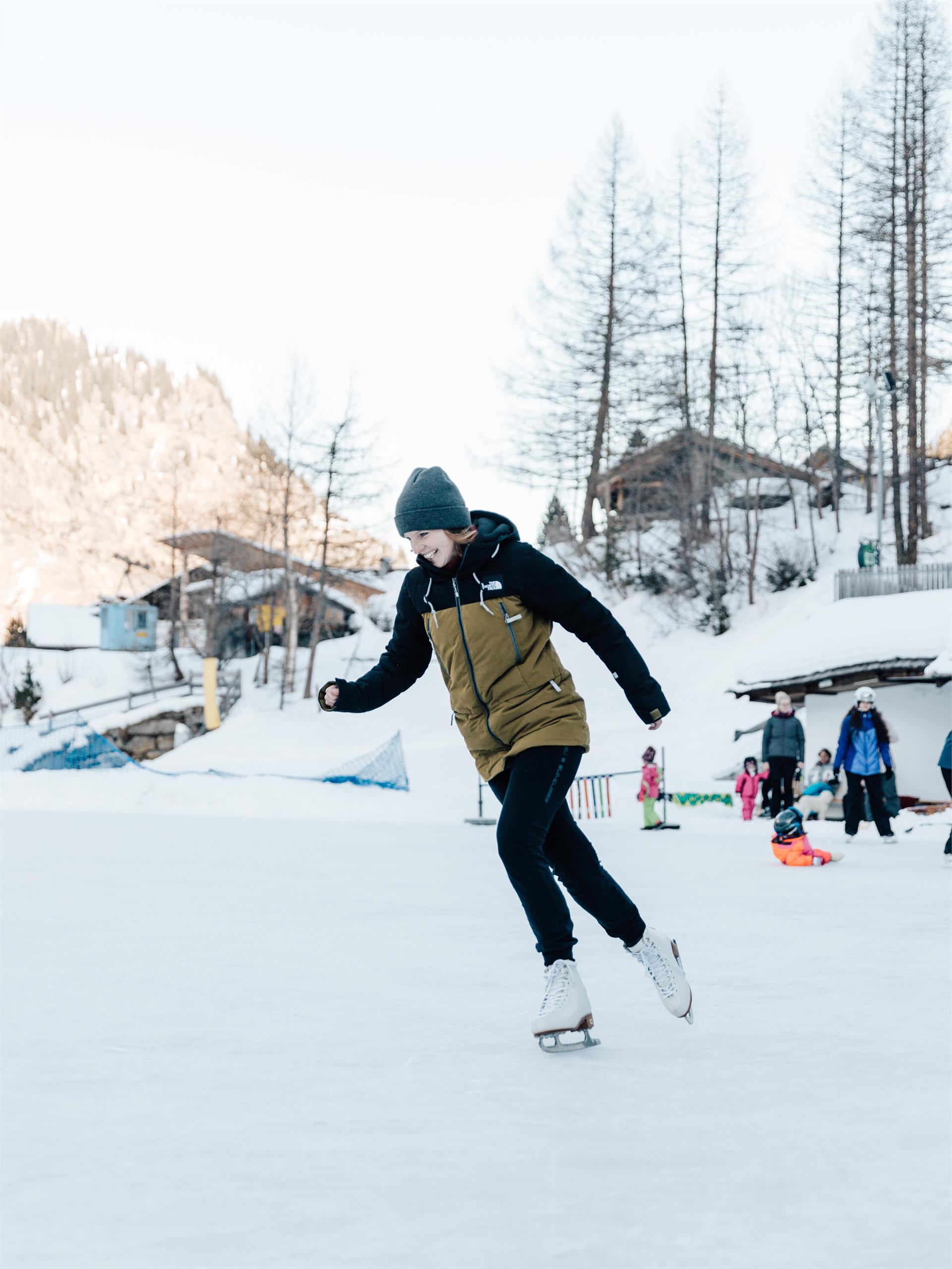 Natural ice rink in Pfelders/Plan with sports bar Moos in Passeier/Moso in Passiria 2 suedtirol.info