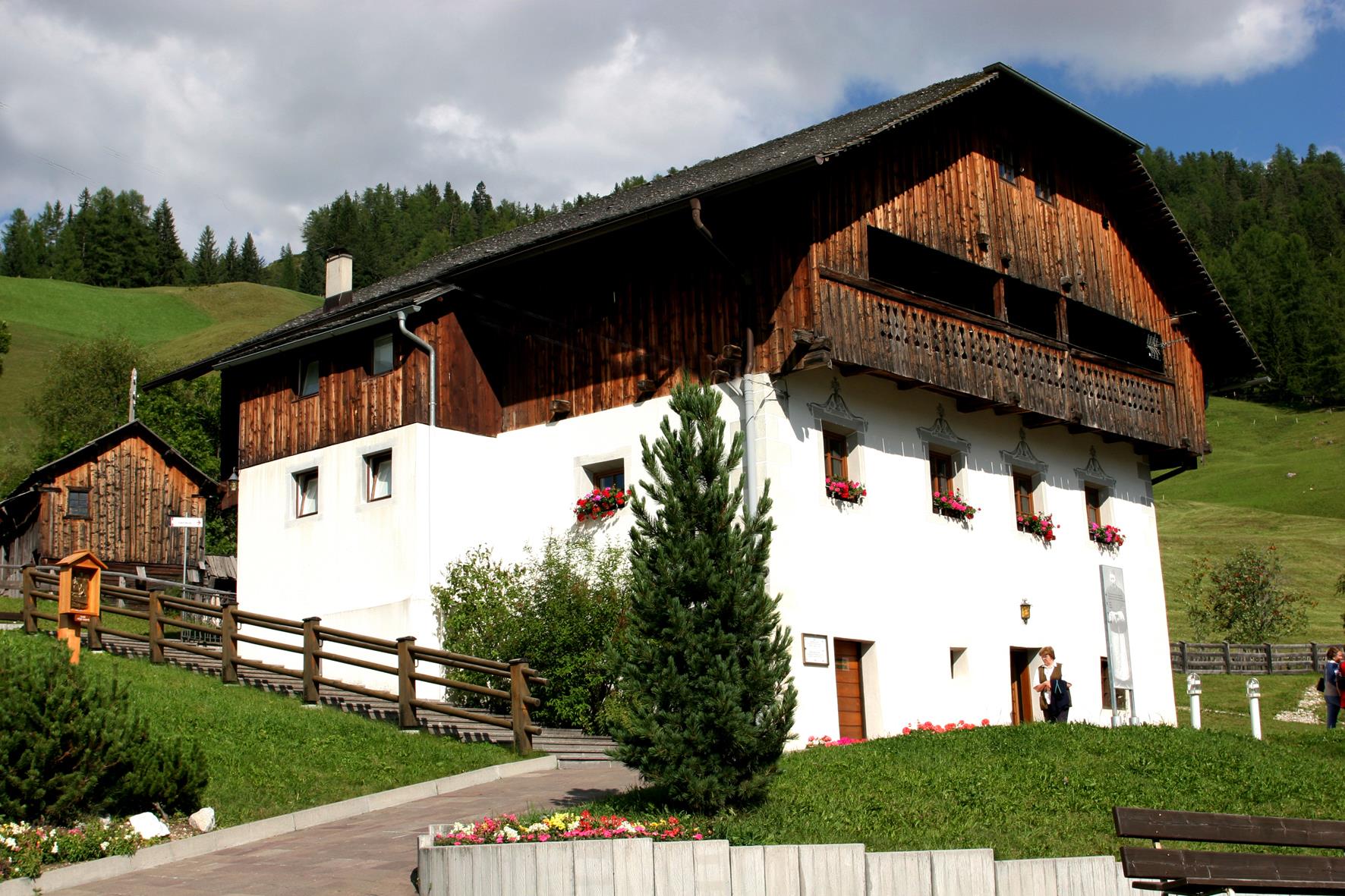 Oies und das Geburtshaus des Heiligen Josef Freinademetz Badia 3 suedtirol.info