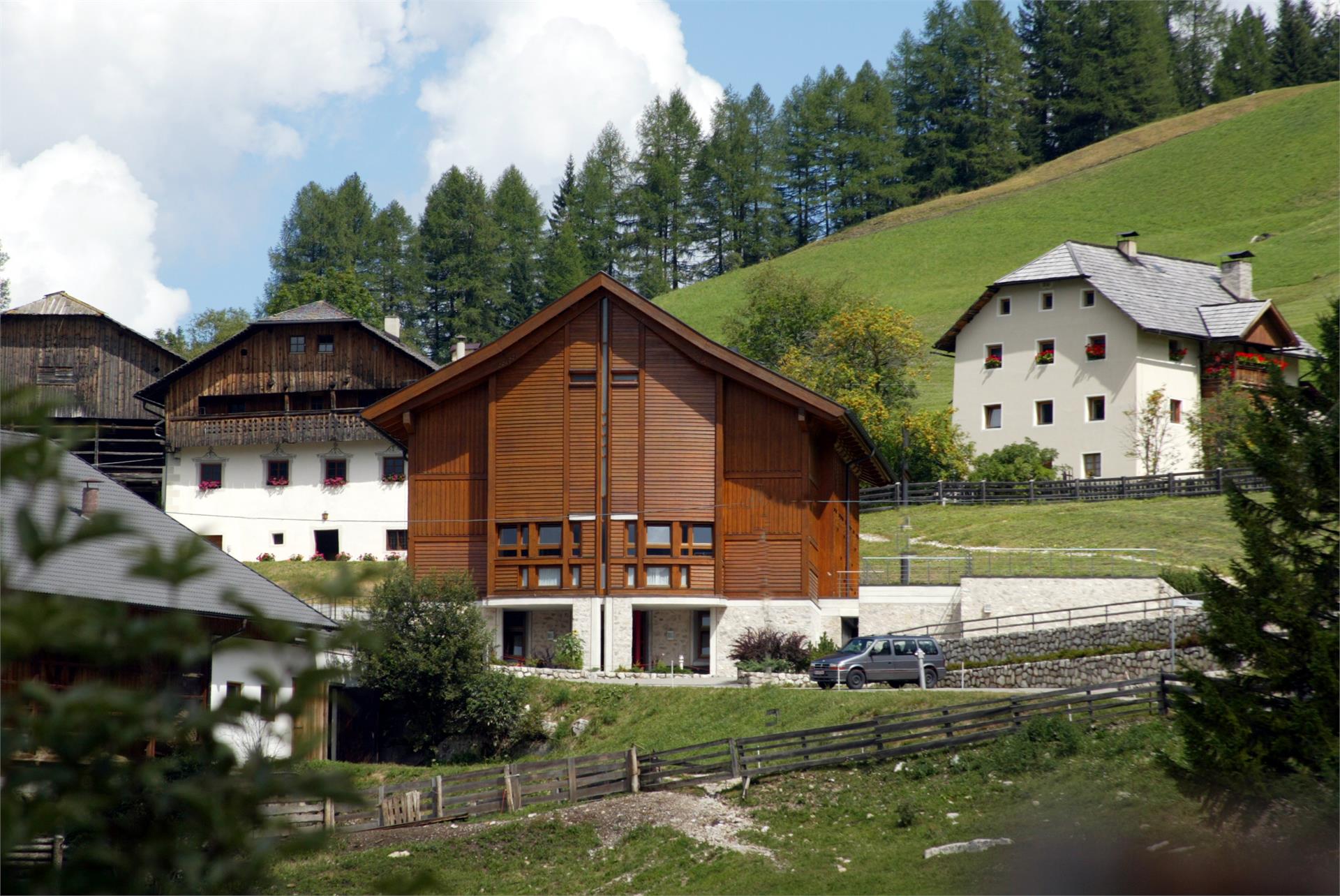 Oies und das Geburtshaus des Heiligen Josef Freinademetz Badia 1 suedtirol.info
